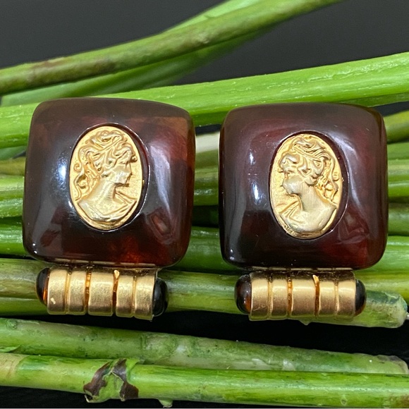 Vintage Unsigned Amber Lucite Victorian Lady Cameo Clip Earrings 22.6g - Picture 1 of 14